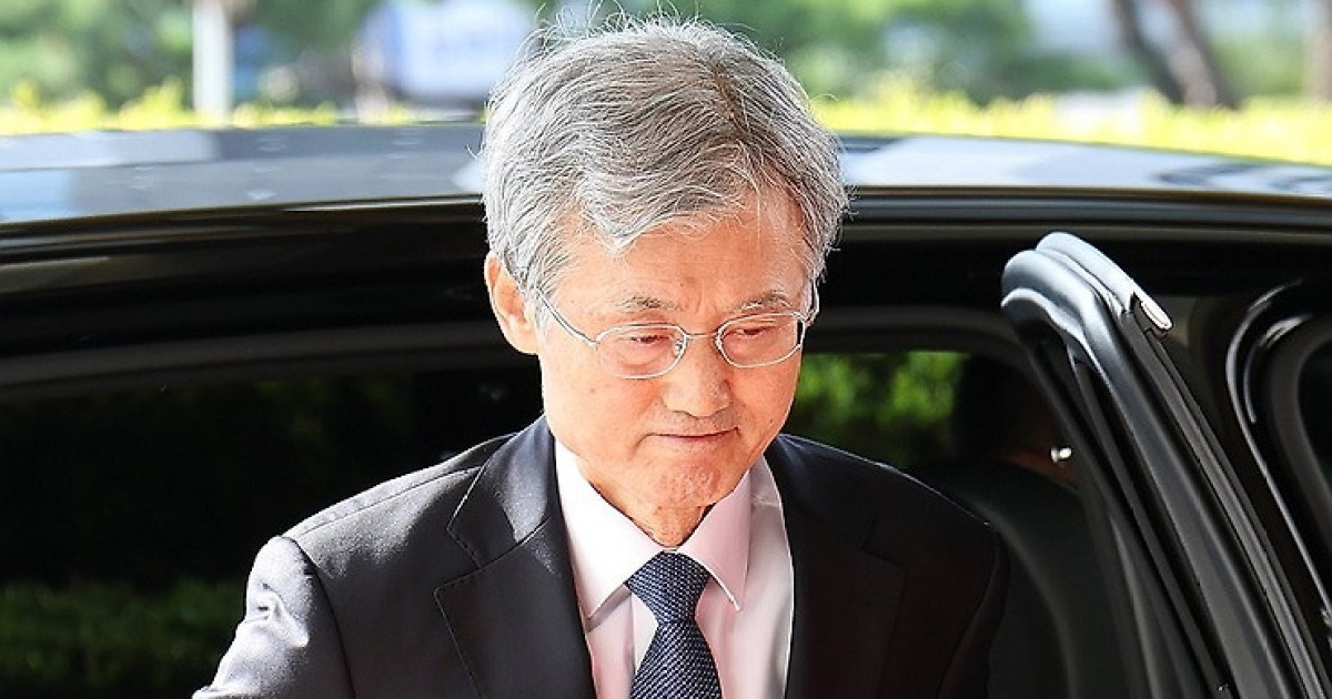 출근하는 조희대 대법원장