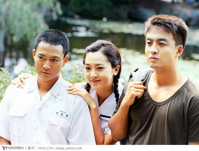 형제와 한 여인의 삼각관계, 가족 명예와 감정 사이에서 갈등하는 주인공들의 상징적 장면