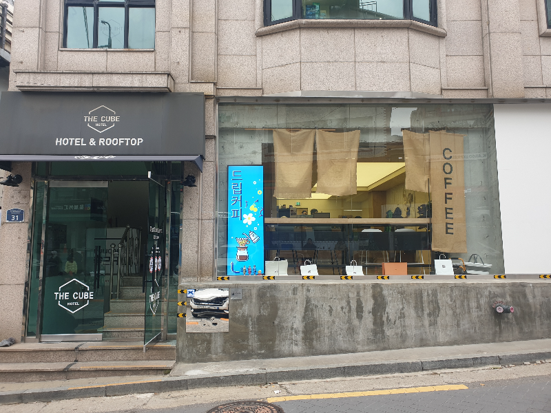 루리커피 전면. 1층이나 오르막길에 있어 계단을 올라 들어갈 수 있는 구조다