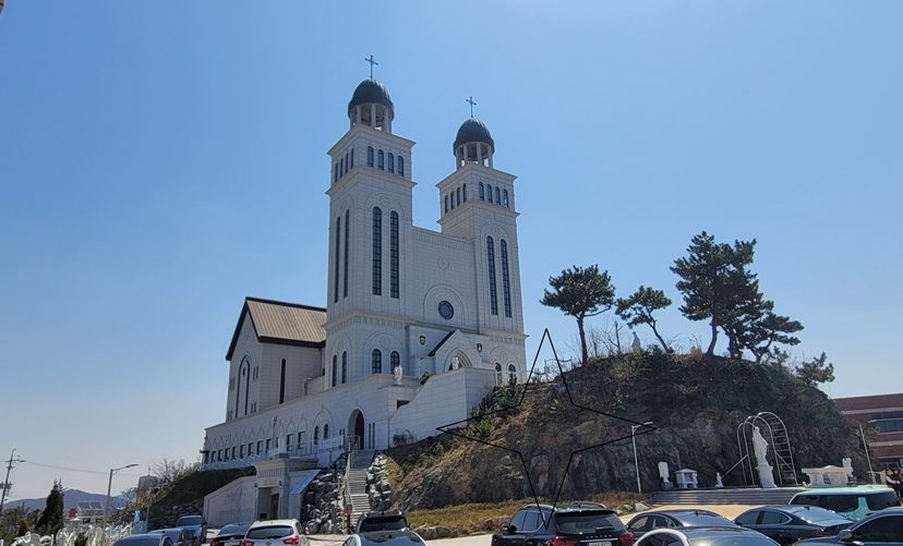 목포 산정동성당 성전 건물과 야외 성모동산입니다.