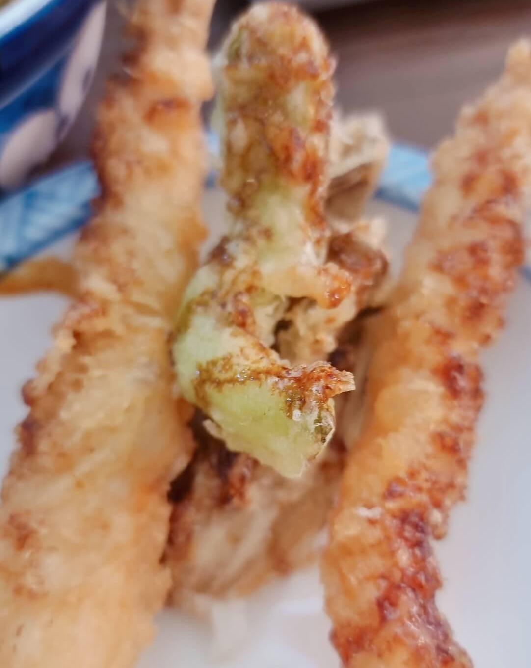 다른 접시로 옮긴 야채튀김