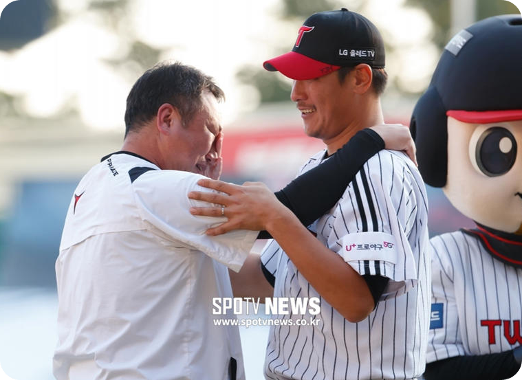 LG general manager Cha Myung-seok literally broke down in tears at pitcher Lee Dong-hyun&rsquo;s retirement ceremony in 2019. [Photo = SPOTV News DB]