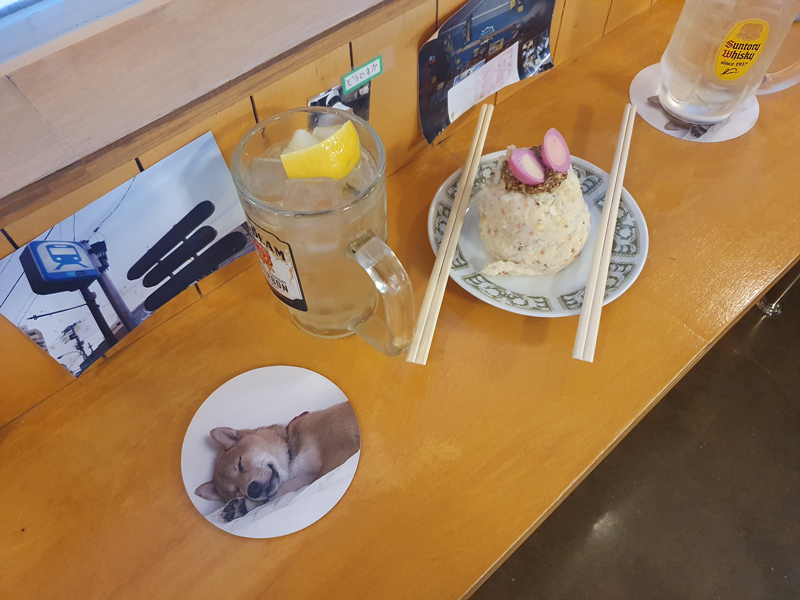 감자사라다와-하이볼-강아지가-인쇄된-코스터