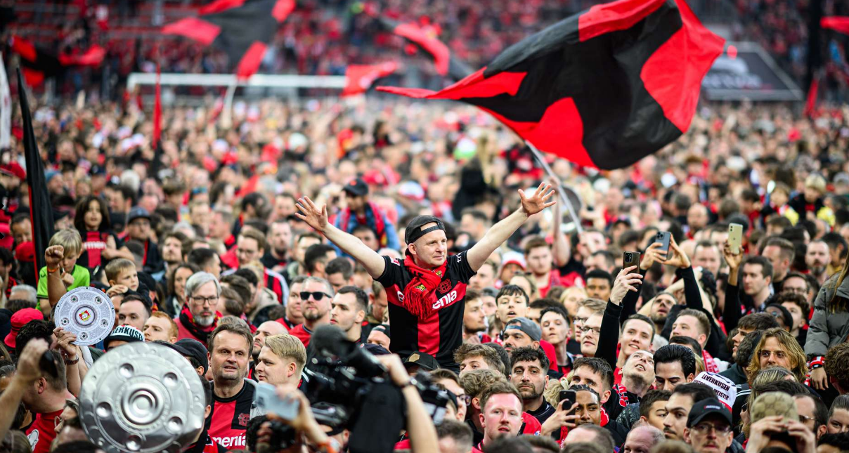 레버쿠젠 우승 팬들 사진