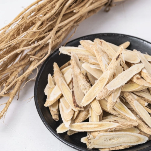 잘 말린 황기 뿌리와 슬라이스한 황기