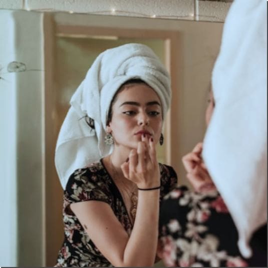 녹두로 얼굴 팩을 하고 살펴 보는 여성