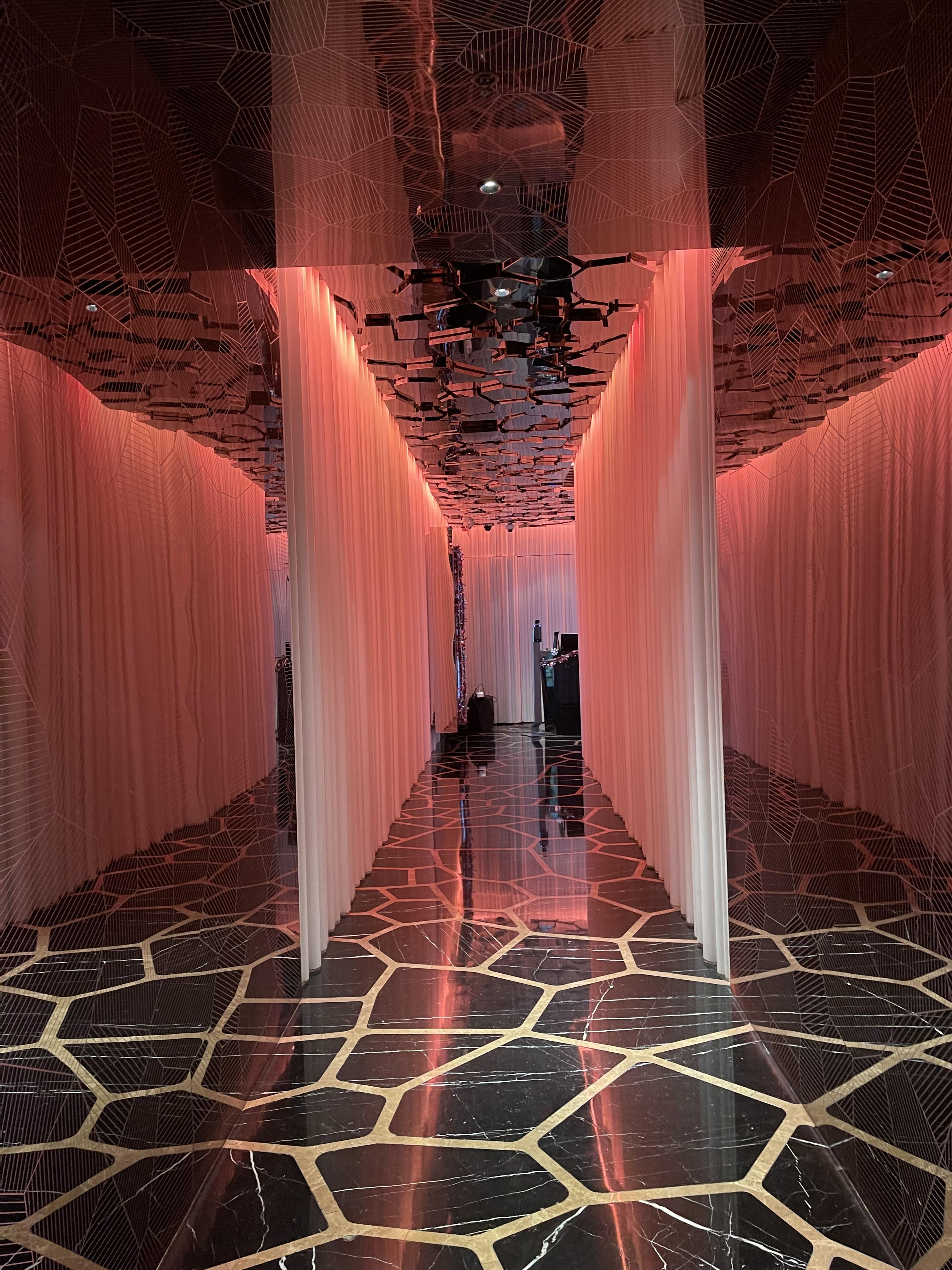 OZONE Bar 복도
