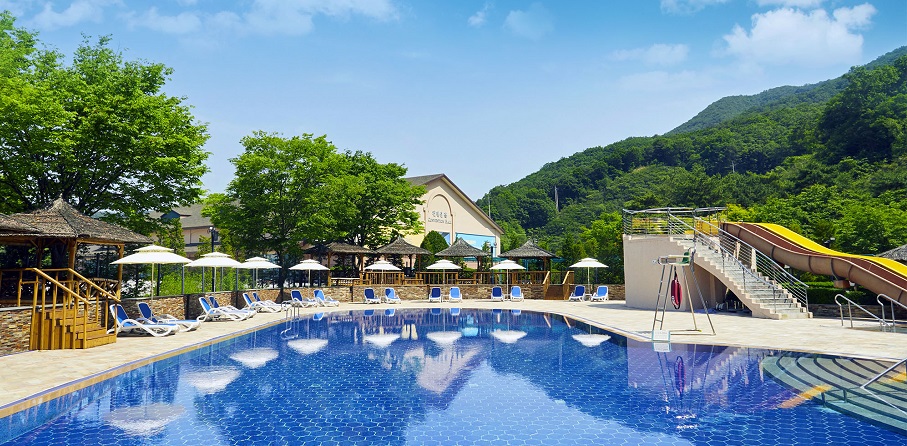 사계절 내내 즐기는 수영의 즐거움