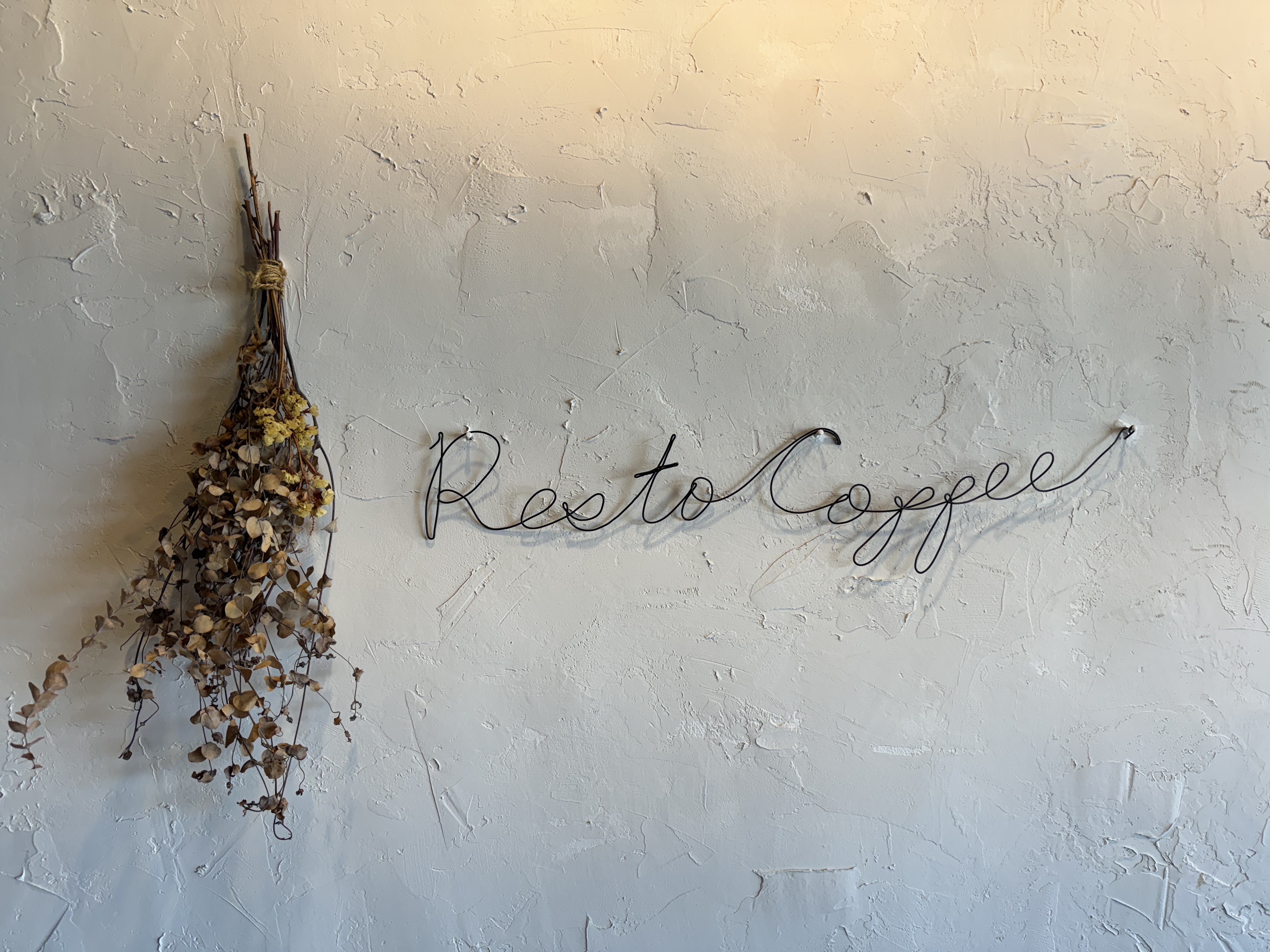 강원도-속초-레스토커피-벽면-인테리어