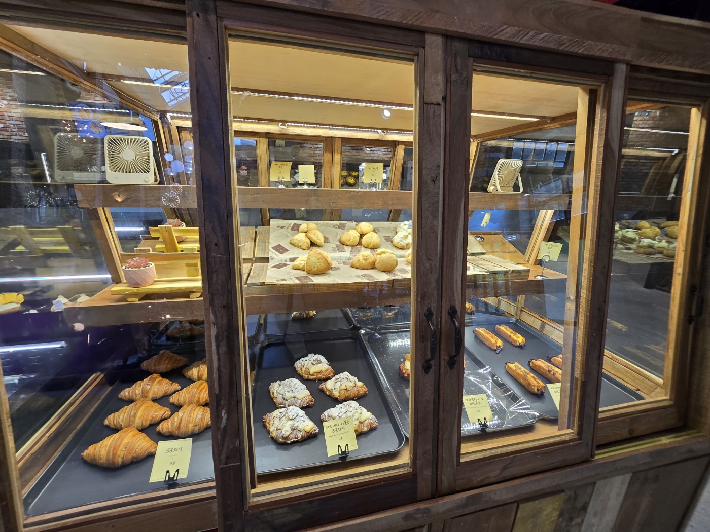 베이커리가 보관되어있는 모습