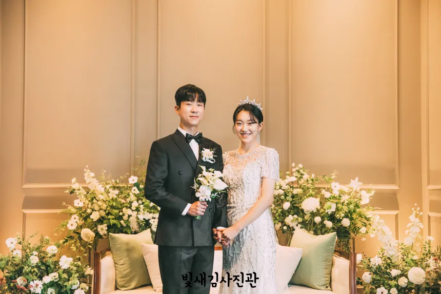 신부대기실 신랑이 꽃 들고