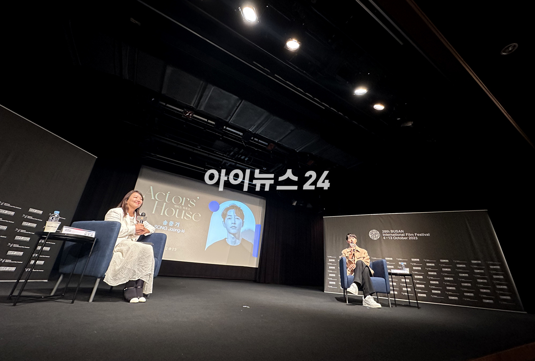 배우 송중기가 6일 오후 부산광역시 해운대구 영화의전당에서 진행된 제28회 부산국제영화제 액터스하우스에 참석하고 있다. [사진=정소희 기자]