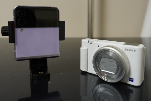 삼성스마트폰-z플립3와-소니-디지털카메라-zv1을-함께-세워-놓은-모습을-촬영한-사진