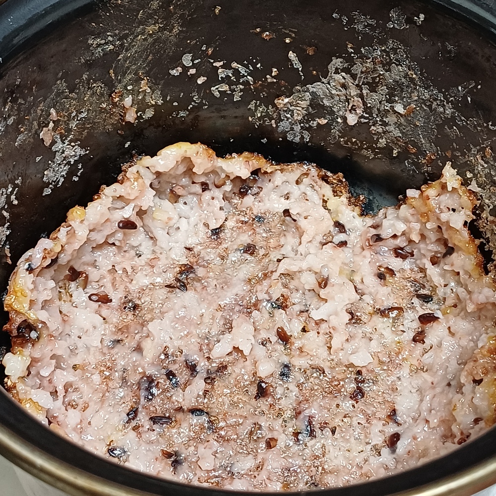 밥솥 보온 실수로 떡진 밥이 바삭한 누룽지로 완성된 모습