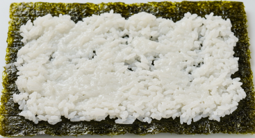 김 위에 밥 펴바르기