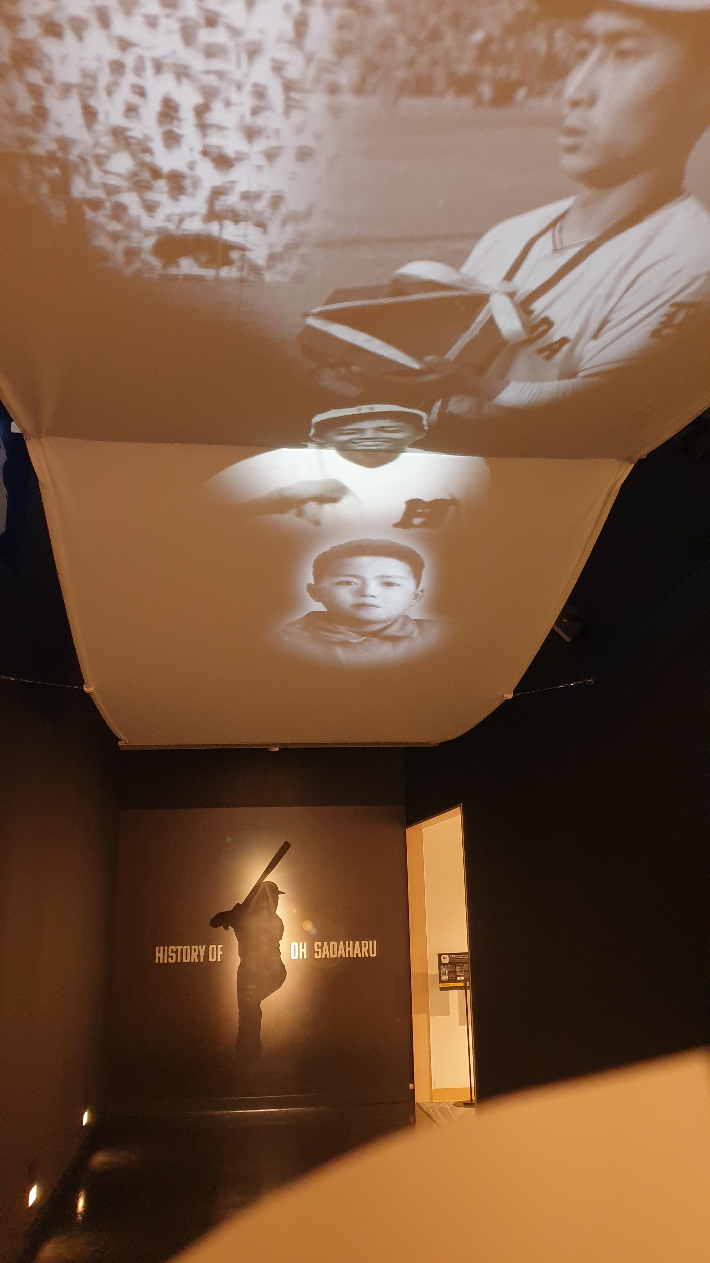 야구박물관 입장하는 모습