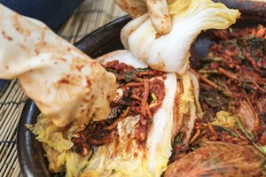 김장김치-양념을-바르고-있다