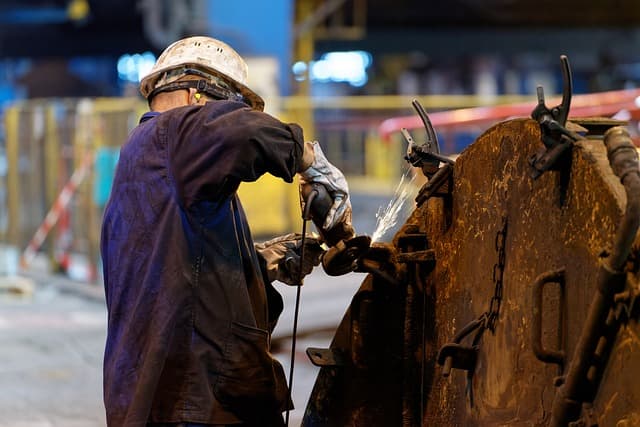 트럼프의 철강, 알루미늄 관세 25% 부과... 한국경제에 미치는 영향