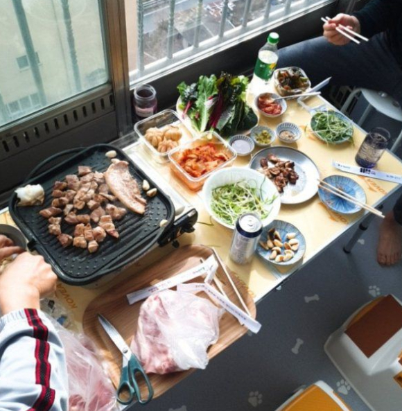 아파트 베란다에서 고기 구워 먹는 사진을 두고 개인의 자유라는 의견과 민폐라는 의견이 충돌하고 있다. [사진=온라인 커뮤니티 캡처]