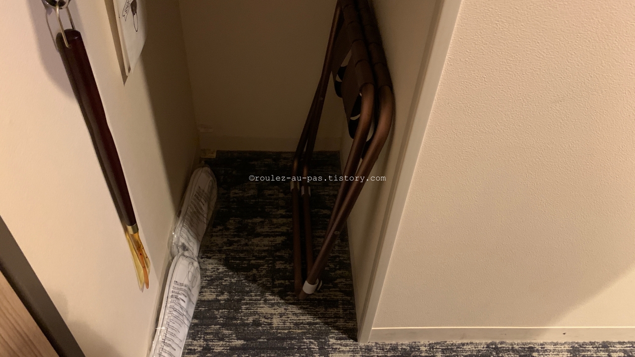 TOKYO-HOTEL-KEIO PRESSO INN KUDANSHITA-Slippers and Luggage rack