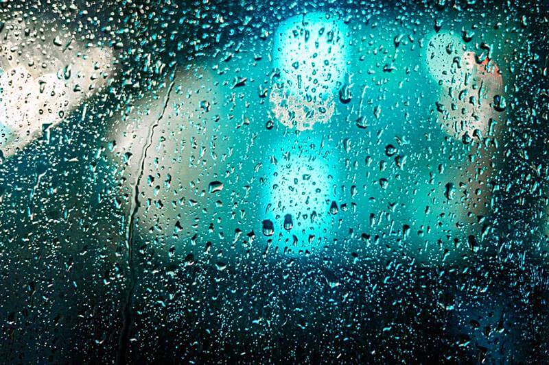 창가에-습기가-맺혀있는-모습