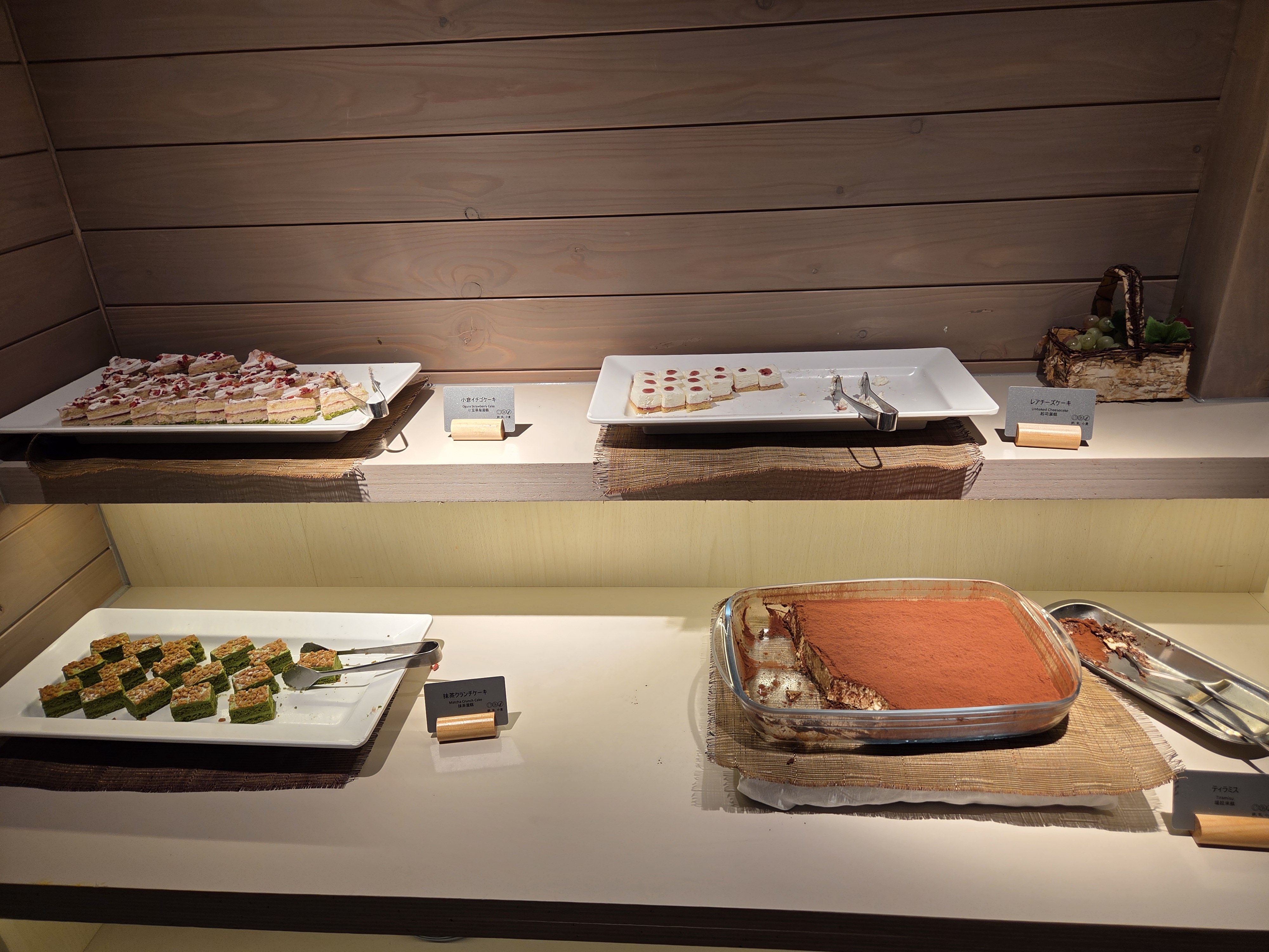 니니누푸리 디저트 코너&amp;#44; 부드러운 티라미수와 달콤한 디저트