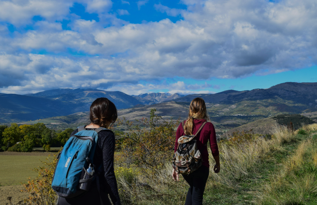 주말 가벼운 하이킹으로 느끼는 활력과 긍정적 생활에 대한 사진