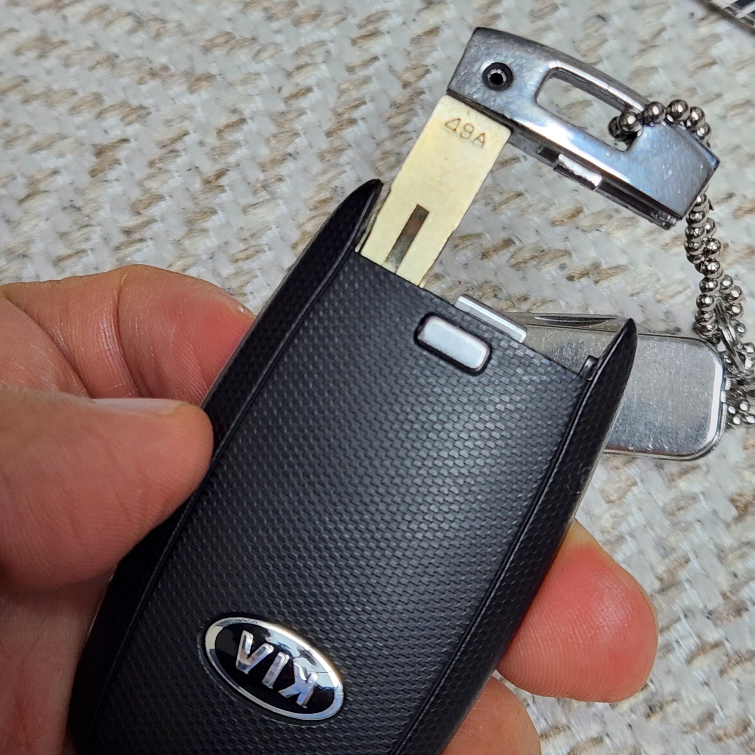 기아 올뉴 카니발 스마트키. 막대형 비상키가 분리된 모습.