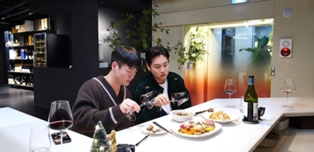 전참시-한해-와인-오마카세-와인-음미-장면-사진