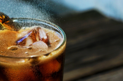 탄산음료를 흔들고 열면 터지는 이유 &ndash; 기체 압력과 액체 용해도