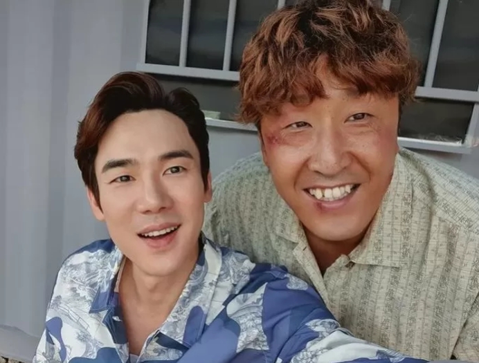 수리남의 유연석과 현봉식은 동갑이다.