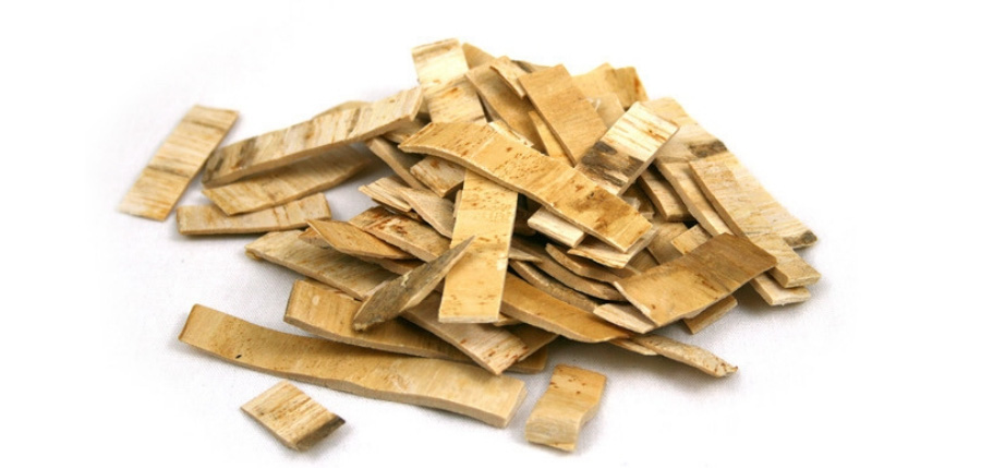 야생에서 채취를 한 엄나무의 껍데기를 깨끗하게 세척하고 손질을 한 것을 길게 토막을 낸 후에 하얀 바닥 위에 수북하게 놓아두고 찍은 사진