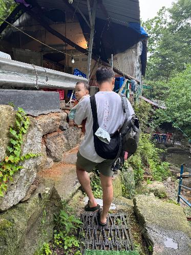 다 먹고 차로 이동중인 찬솔이 아빠와 찬솔이 사진 2