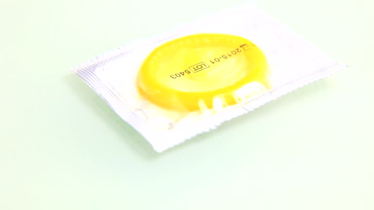 콘돔의 사용은 매독 예방에 확실한 방법 중 하나이다.