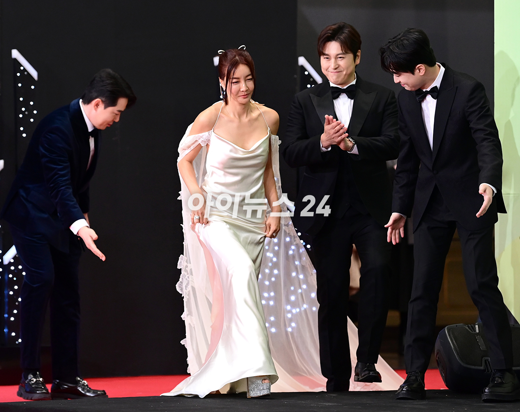 23일 오후 서울시 영등포구 여의도 KBS 신관 웨딩홀에서 진행된 &#39;2023 KBS 연예대상&#39; 레드카펫 행사에 &#39;편스토랑&#39; 붐-류수영-진서연이 참석하고 있다. [사진=정소희 기자]