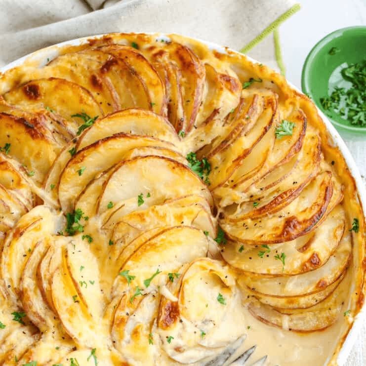 파슬리 허브로 마무리된 노릇한 감자 그라탱 플레이팅 샷