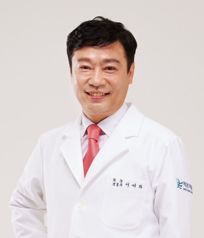 이세라 바로척척의원 원장(대한외과의사회 회장)은 20여 년 전부터 최소침습 수술을 활용하여 종기 환자들을 치료해 온 권위자이다.