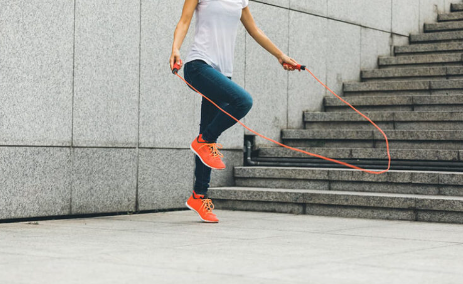 줄넘기를 하는 여자.