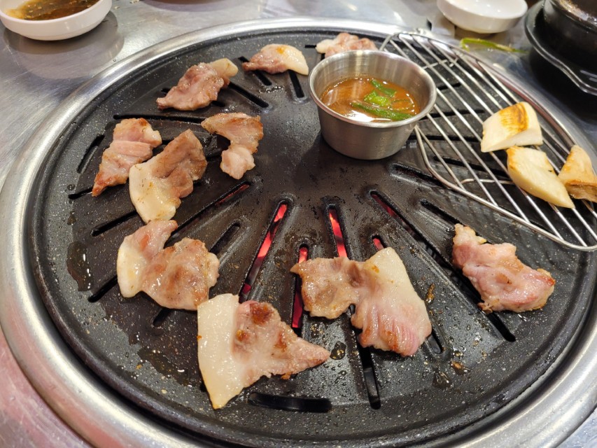 교문뒷고기 꼬들살 굽는 모습