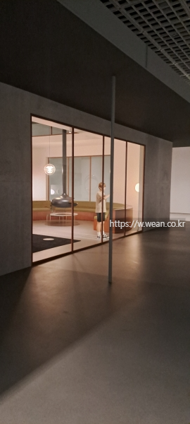 창밖을 보는 아이