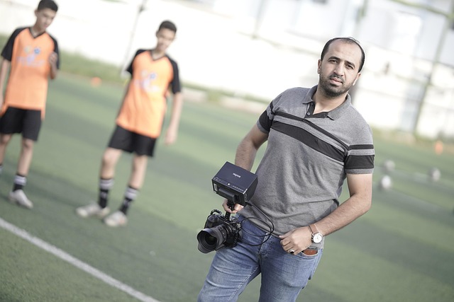 영상 콘테츠를 찍기 위해 준비중인 사람의 모습