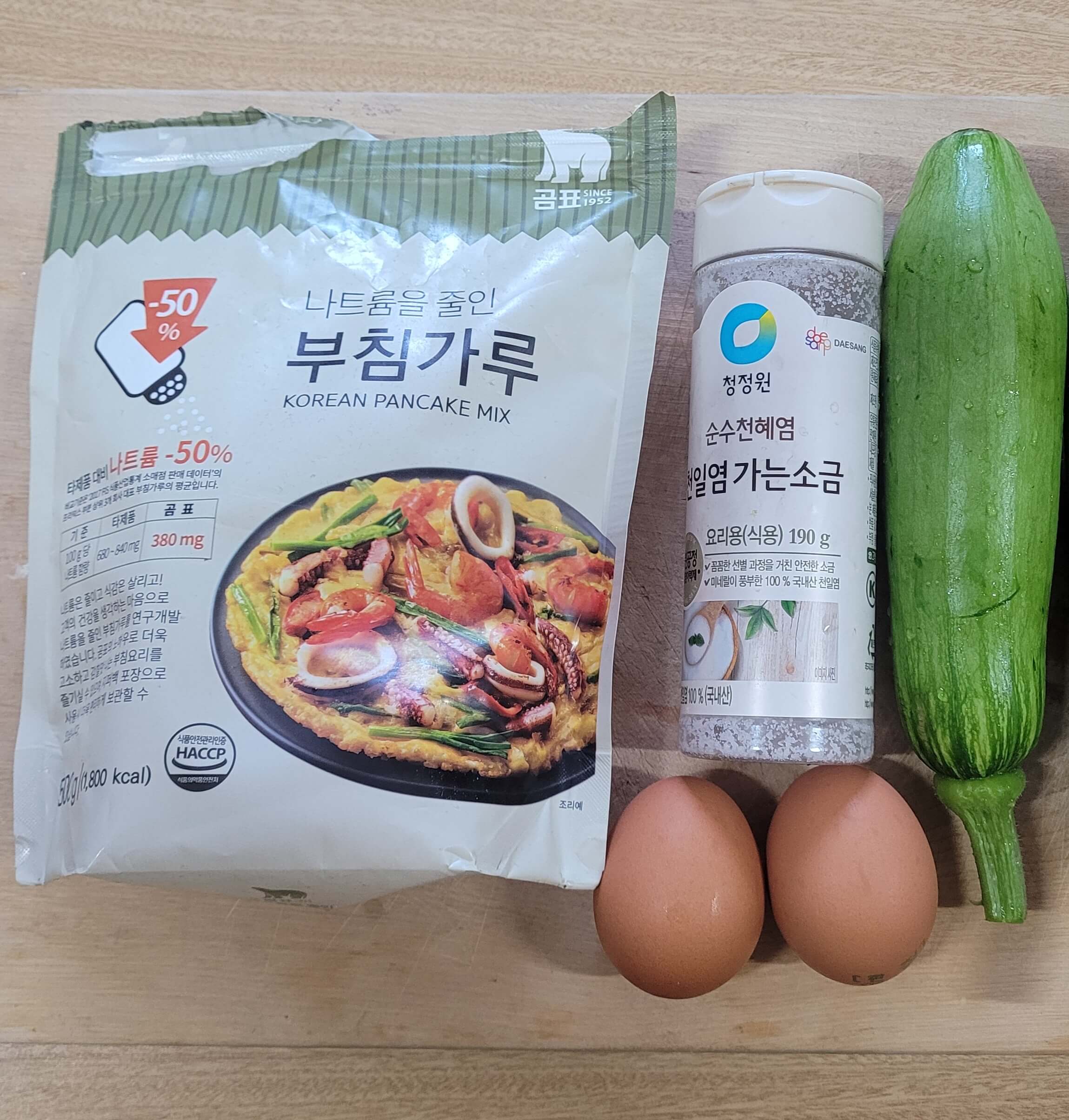 부침가루 소금 애호박1개 계란2개