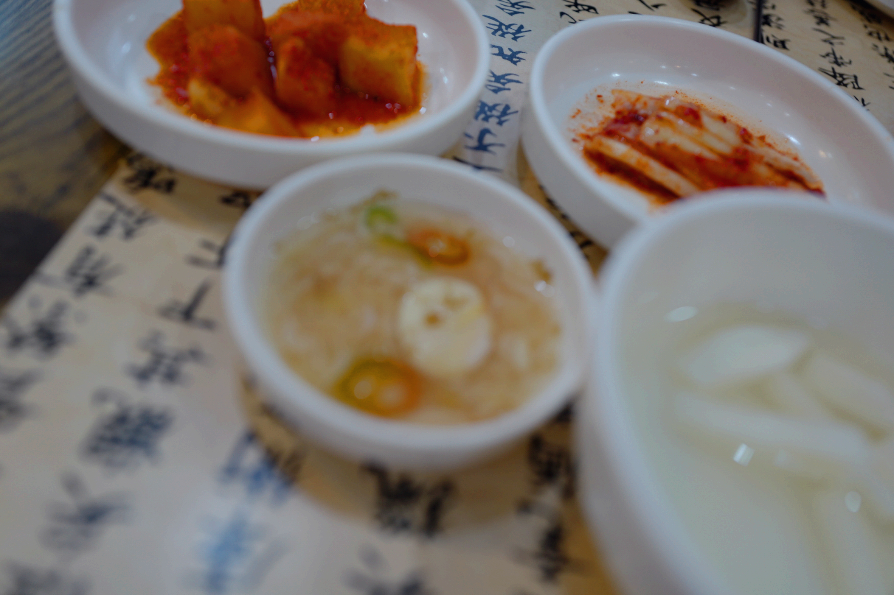 보은 김천식당 밑반찬 깍두기 김치 동치미 정갈한 그릇