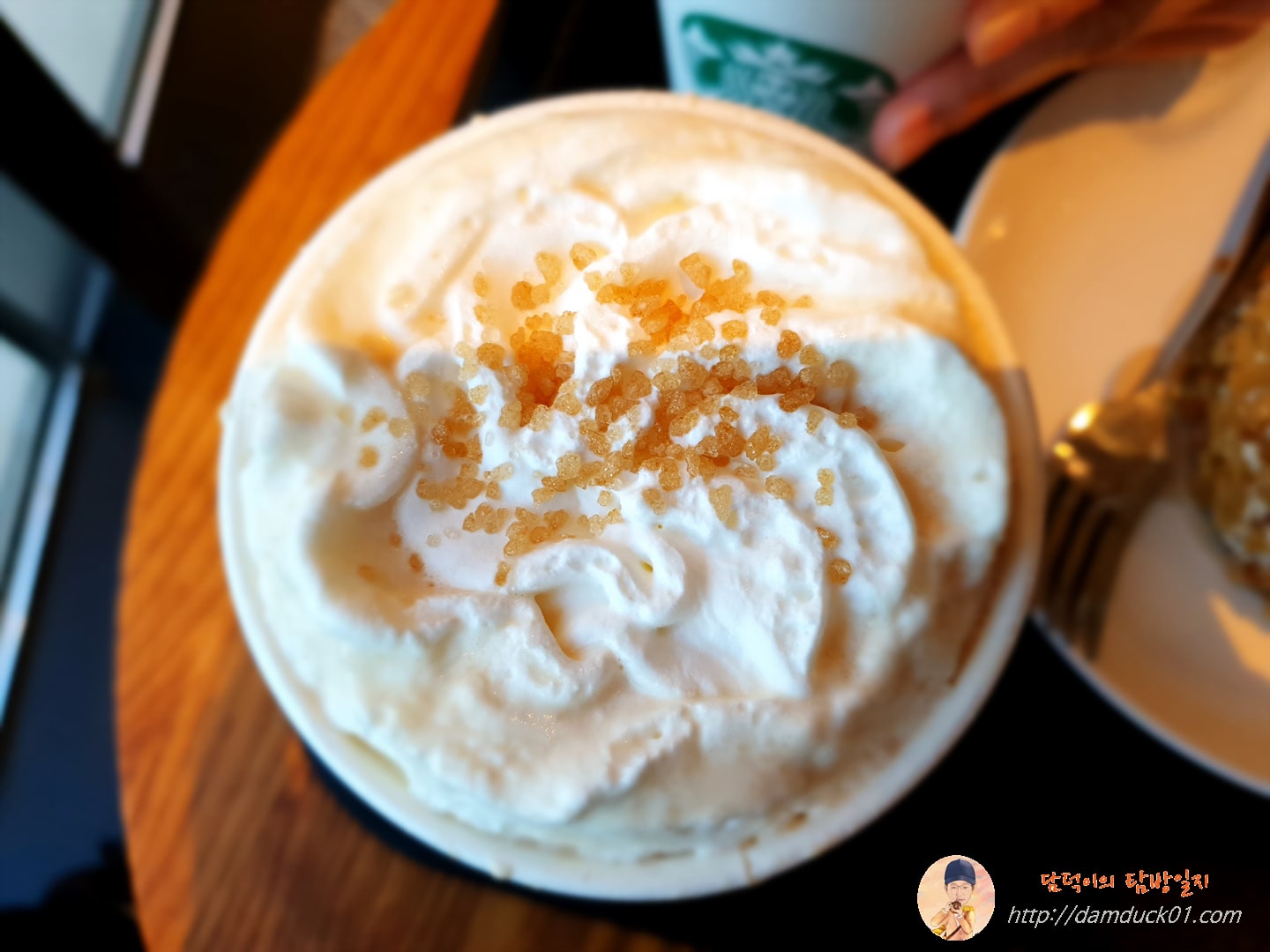 스타벅스 크리스마스 시즌 메뉴 토피 넛 라떼