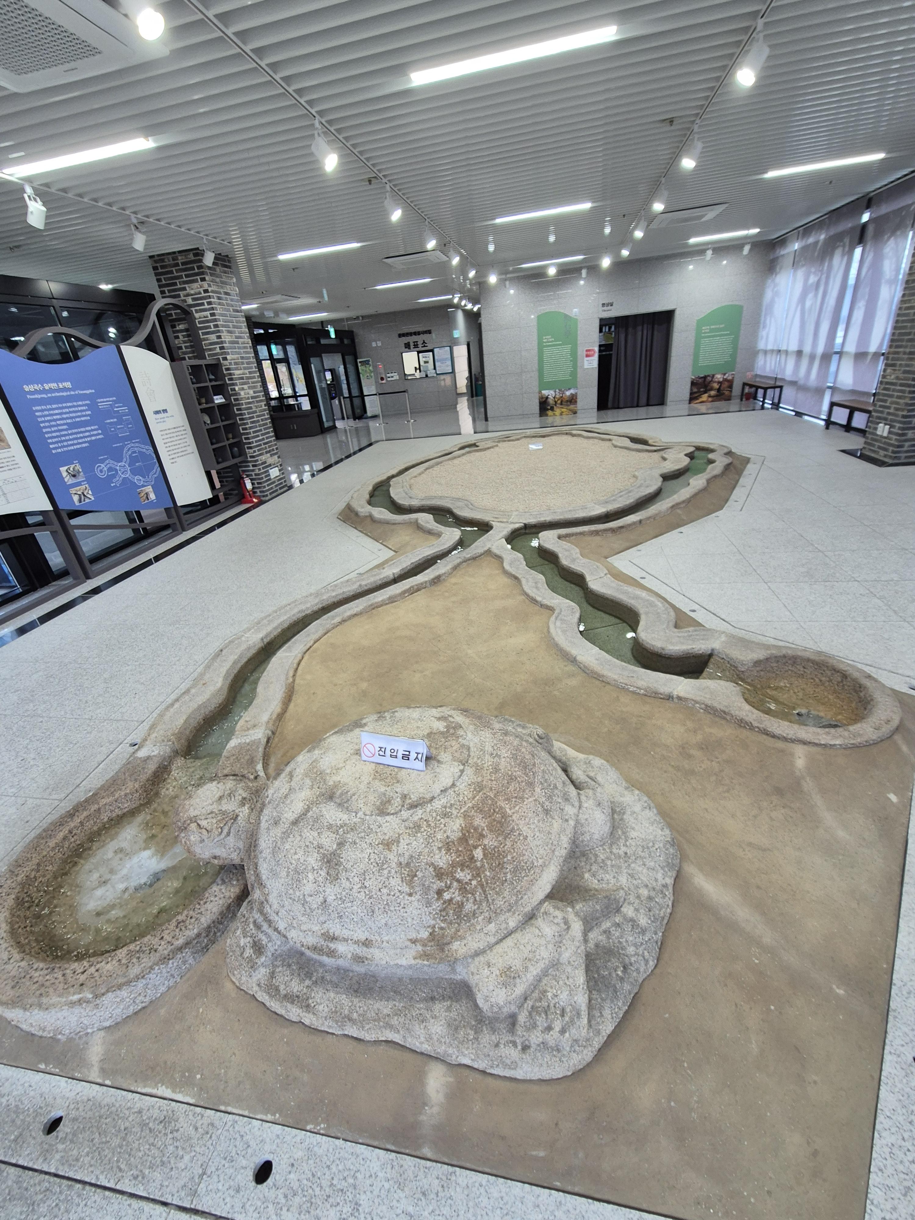 포석정 모형을 그대로 만들어놓음.