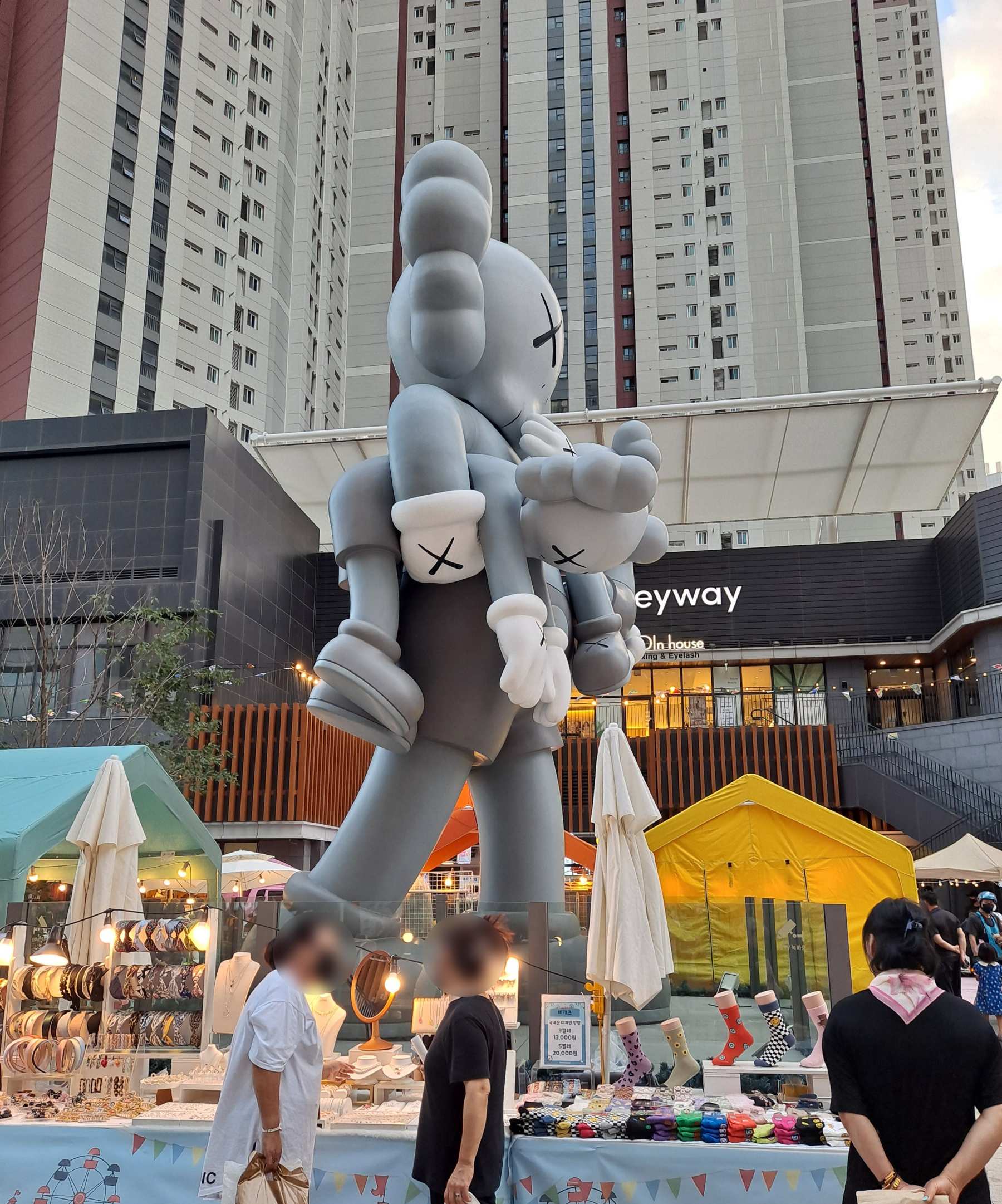 앨리웨이 조각상부근 매대