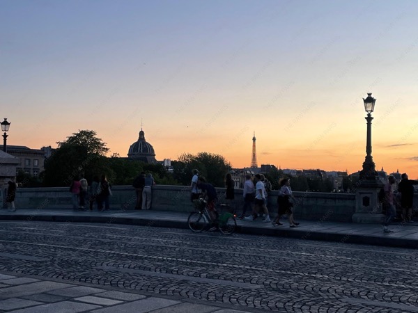 21시 40분의 파리 센강 뷰