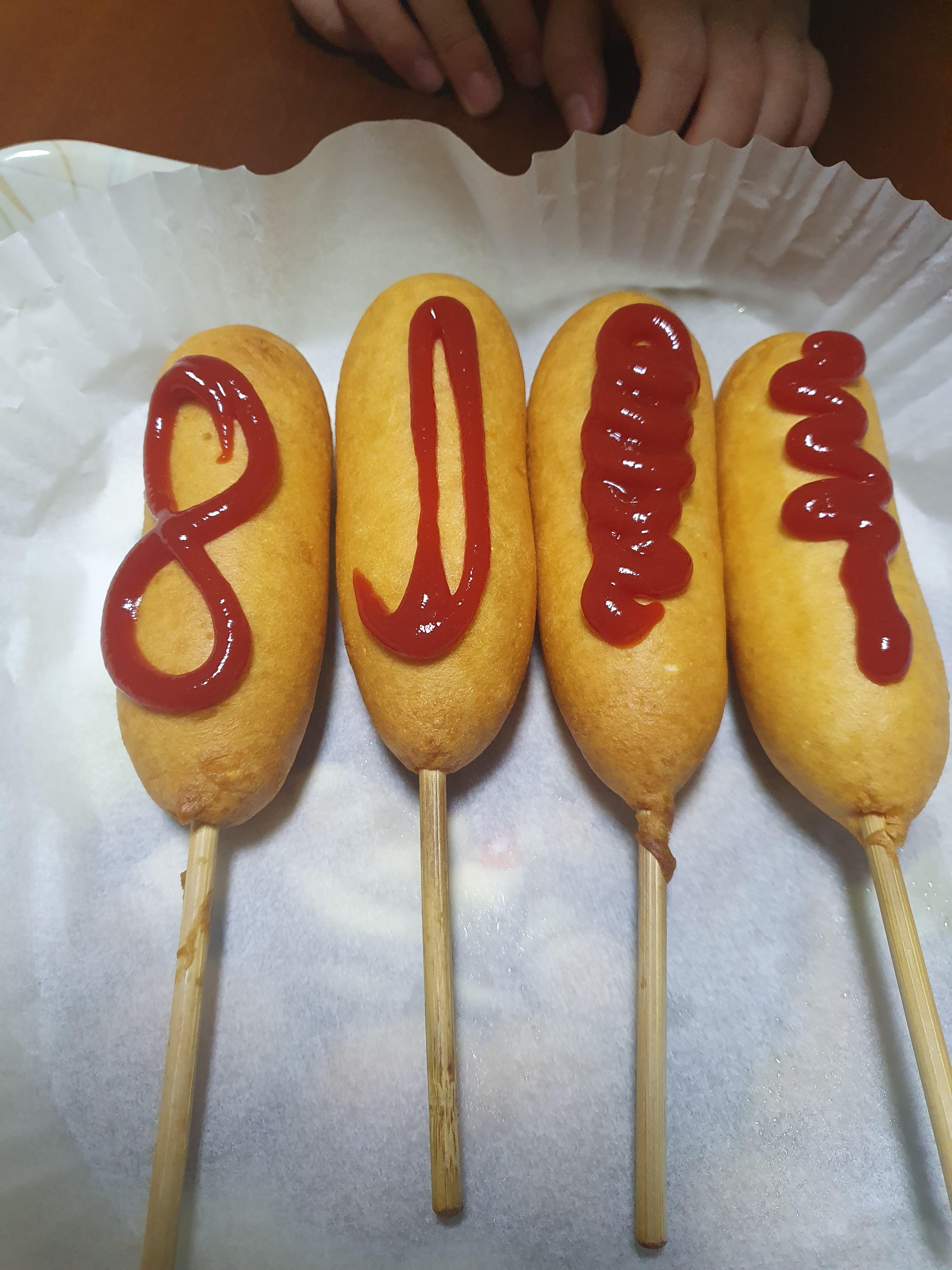 cj 고메 오리지널 핫도그 케쳡을 서로 다르게 뿌려봤다.