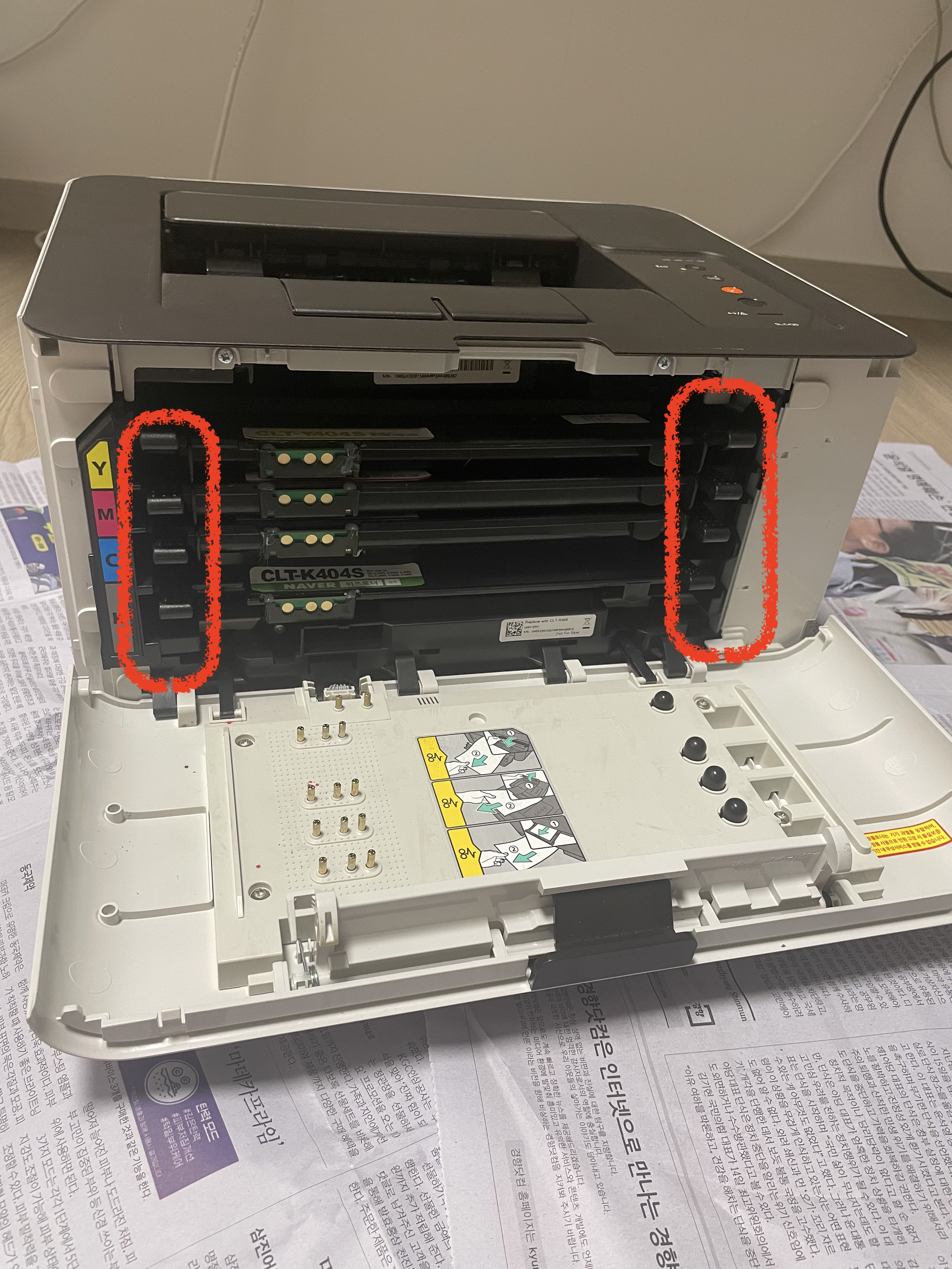 토너 카트리지 손잡이가 빨간색으로 표시된 삼성 프린터 내부 사진