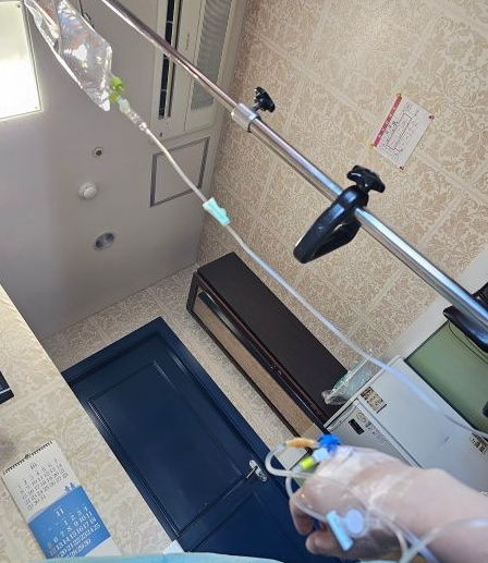 병실에서-링거-맞고있는-모습